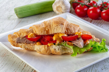 Croissant with tuna, tomato and salad