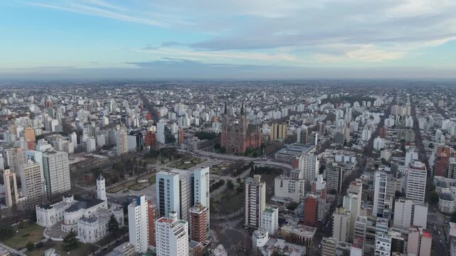 Vista a&eacute;rea de la Catedral de La Plata, Catedral de la Inmaculada Concepci&oacute;n. Plaza Moreno, La Plata, Buenos Aires, Argentina. Arquitectura g&oacute;tica, turismo, tradici&oacute;n, religi&oacute;n, patrimonio cultural.