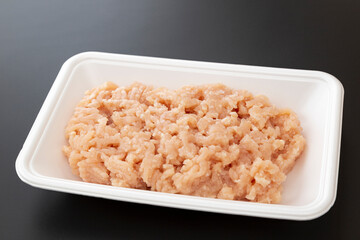 パックに入った鶏ひき肉　黒背景