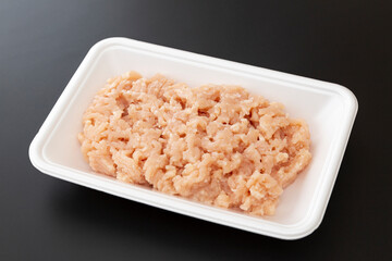 トレーに入った鶏ひき肉　黒背景