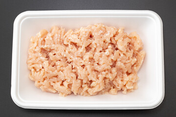 トレーに入った鶏ひき肉　黒背景