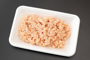 トレーに入った鶏ひき肉　黒背景