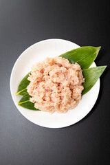 皿に乗った鶏ひき肉　黒背景