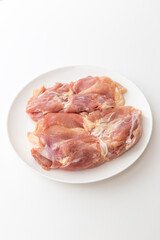 皿に乗った鶏もも肉　白バック