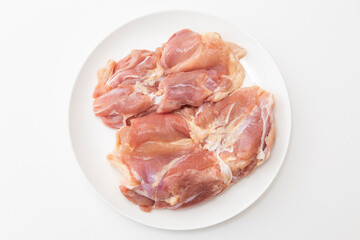 皿に乗った鶏もも肉　白バック