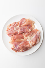 皿に乗った鳥もも肉　白バック