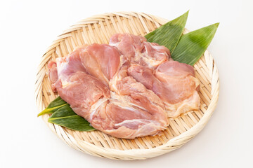笊に乗った鶏もも肉　白バック
