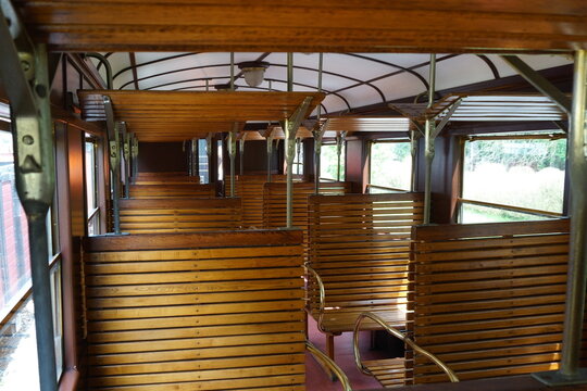 Interior de vag&oacute;n de tren antiguo con bancos de madera