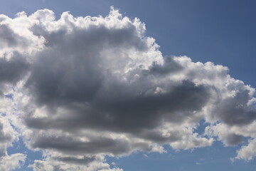 Obraz premium Large Clouds Floating in a Blue Sky