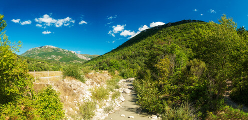 Der Fluss Estoublaisse nach Regen formt die höher liegenden Gorge de Trévans im Massif du Montdenier