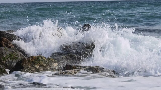 mar oceano olas rompiendo piedras