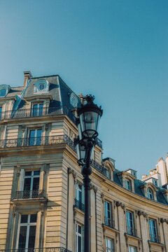 Edificio de Par&iacute;s, estilo parisino ventanales y balcones con el cielo azul 