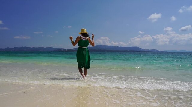 南国の美しい海辺で寛ぐ女性