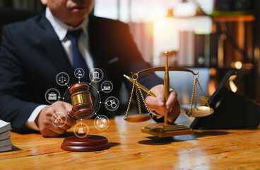 judge on wooden table And experienced lawyers meet with clients and give advice behind the scenes. legal services legal consulting concept
