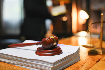 Obraz premium judge on wooden table And experienced lawyers meet with clients and give advice behind the scenes. legal services legal consulting concept