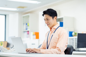 オフィスで働くミドルのビジネスマン