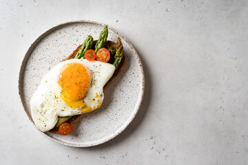 Toast with Fried Egg, Asparagus and Tomatoes