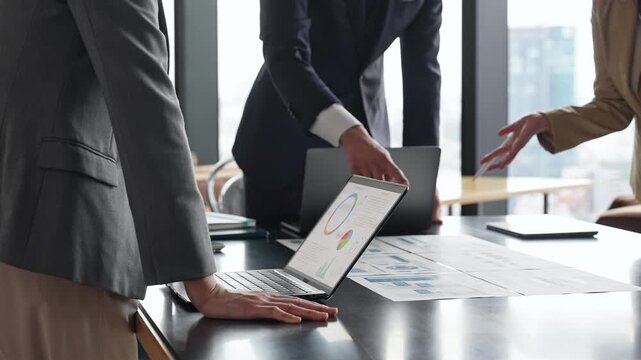 ビジネス、会議、ミーティング、資料、会社員、女性、事務、経理、会計、決算、コスト、データ、コストカット、経費削減、節税、税理士、財務、税務、バックオフィス、指示、指導、管理職、社長、経営者、経営、マネジメント、ノートパソコン、PC、DX、IT、情報、確定申告、オフィス、人材、日本人、ビジネスパーソン、手元、顔なし、アップ、男性、書類、戦略、グラフ、統計、アンケート、リサーチ、調査、シリアス、人物