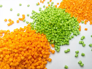bermacam warna butiran masterbatch, polymer membawa resin dan pigmen tertuang dalam latar belakang warna putih, cocok untuk desain katalog produk profile perusahaan plastik industri manufaktur