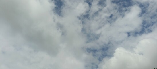 Obraz premium Cloudy Sky with White Cumulus Clouds on Bright Day