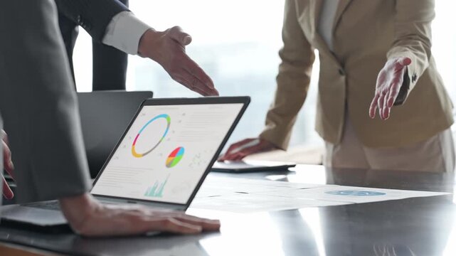 オフィスで会議するビジネスパーソンのグループ