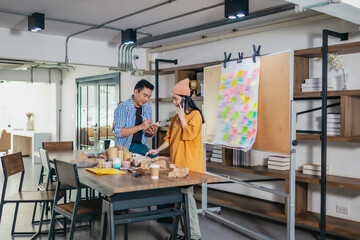 Obraz premium Startup Team Planning Product Development with Agile Task Board