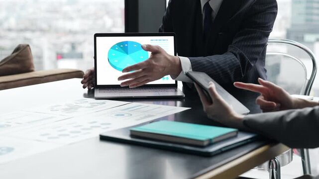 会議、ビジネス、提案、プレゼンテーション、相談、DX、画面、営業、レポート、見積もり、経理、ミーティング、打ち合わせ、ビジネスマン、チーム、面談、ノートパソコン、PC、IT、タブレット、スライド、会計、財務、税理士、コンサルタント、コンサルティング、アドバイザー、書類、事務、決算、資料、データ、リサーチ、調査、グラフ、ソフトウェア、バックオフィス、オフィス、人材、日本人、ビジネスパーソン、手元、顔