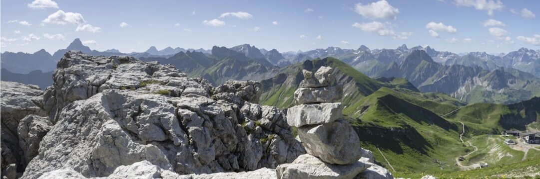 Mountain panorama from the Koblat-H&ouml;henweg on the Nebelhorn, behind left the Hochvogel, 2592m, in the centre the Schneck, 2268m, and on the right the H&ouml;fats, 2258m, Allg&auml;u Alps, Allg&auml;u, Bavaria, Germany