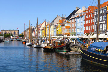 Fototapeta premium Nyhavn waterfront with boats and colorful buildings