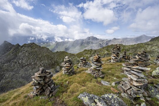 Cairn in mountain landscape, Kreuzseeschartl, cloudy mountain peaks, Schober group, Hohe Tauern National Park, Carinthia, Austria