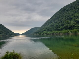 Lago di montagna immerso nella natura incontaminata