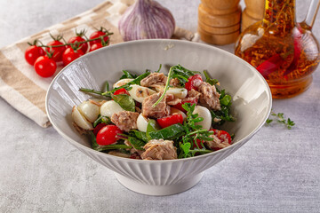 Green salad with canned tuna