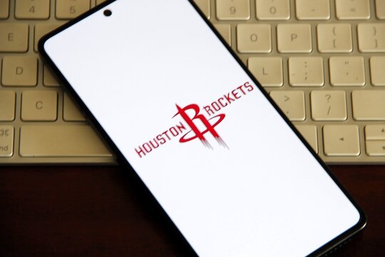 Houston Rockets - Equipe profissional norte-americana de basquetebol baseada em Houston, Texas. Os Rockets competem na National Basketball Association (NBA) como membros da Confer&ecirc;ncia Oeste.