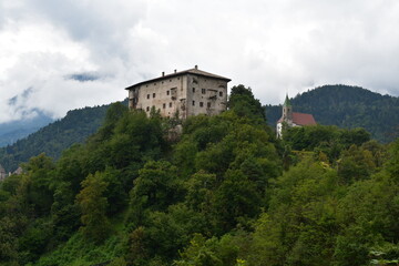 Fototapeta premium Die Burg Katzenzungen bei Prissian in Südtirol 