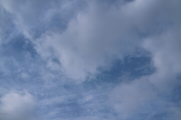 Obraz premium Beautiful Blue Sky with Wispy and Puffy Clouds on a Pleasant Day