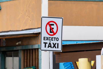 Placa de proibido estacionar, exceto t&aacute;xi. 