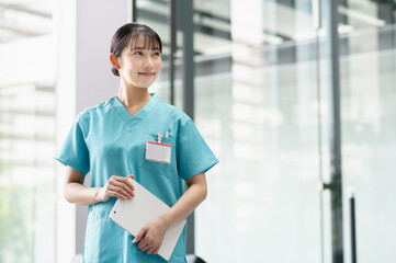 病院で働く若い女性医師「撮影協力：スカパー東京メディアセンター」