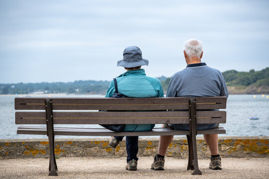 Couple de retrait&eacute; assis sur un banc face  &agrave; la mer en Bretagne. Aout 2025
