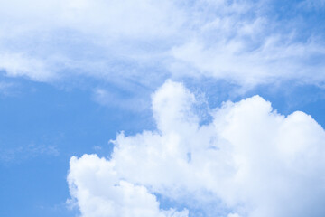 Obraz premium Blue sky with white cloud for nature background