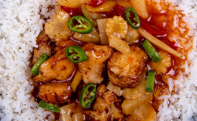 recette de poulet et son riz sauce aigre douce - photographie studio - plat cuisiné