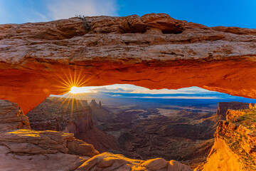 アメリカ　ユタ州キャニオランズ国立公園にあるメサアーチの朝焼け　グランドキャニオングランドサークル