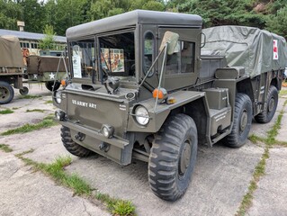Obraz premium Military utility vehicle on display at army exhibit during the daytime at a historical site