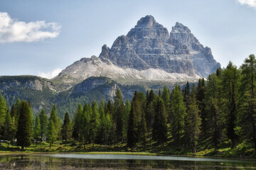 Il caratteristico lago alpino di Antorno,in Trentino,tra il lago di Misurina e le Tre cime di Lavaredo.