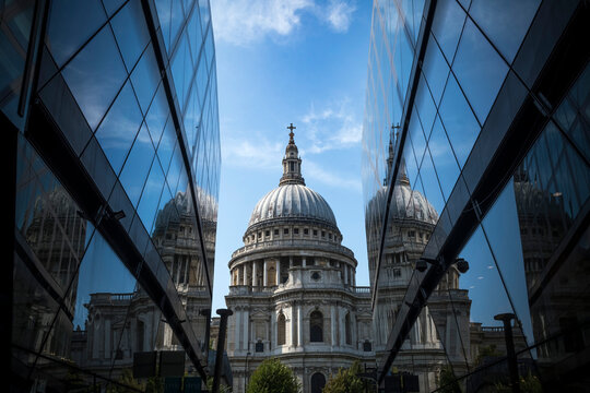 Fototapeta St Paul's cathedral reflected in shopping mall windows 