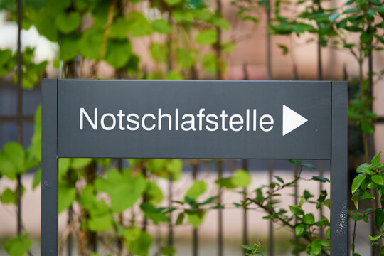 Schild mit der Aufschrift Notschlafstelle als Hinweis auf eine &Uuml;bernachtungsm&ouml;glichkeit f&uuml;r obdachlose Menschen in N&uuml;rnberg