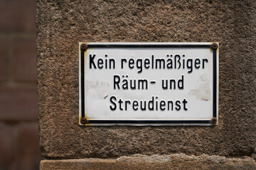 Schild mit der Aufschrift kein regelmäßiger Räum- und Streudienst