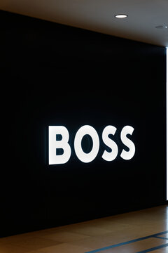 Leuchtreklame des deutschen Modeunternehmens Hugo Boss in der Innenstadt von Dresden