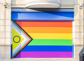Bandera del orgullo LGBTQ+ en pared 