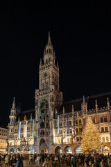 Obraz premium Munich New Town Hall at Night with Christmas Lights