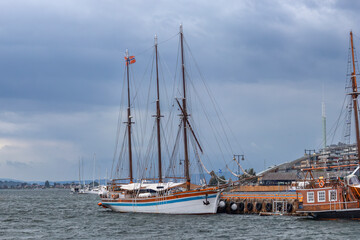 barcos veleros con altos m&aacute;stiles atracados en Oslo, Noruega